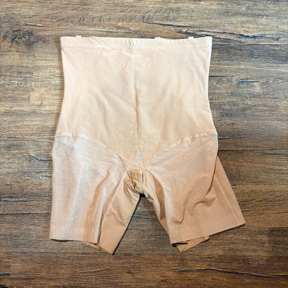 Honeylove SuperPower Short in Sand - Picture 2 of 5